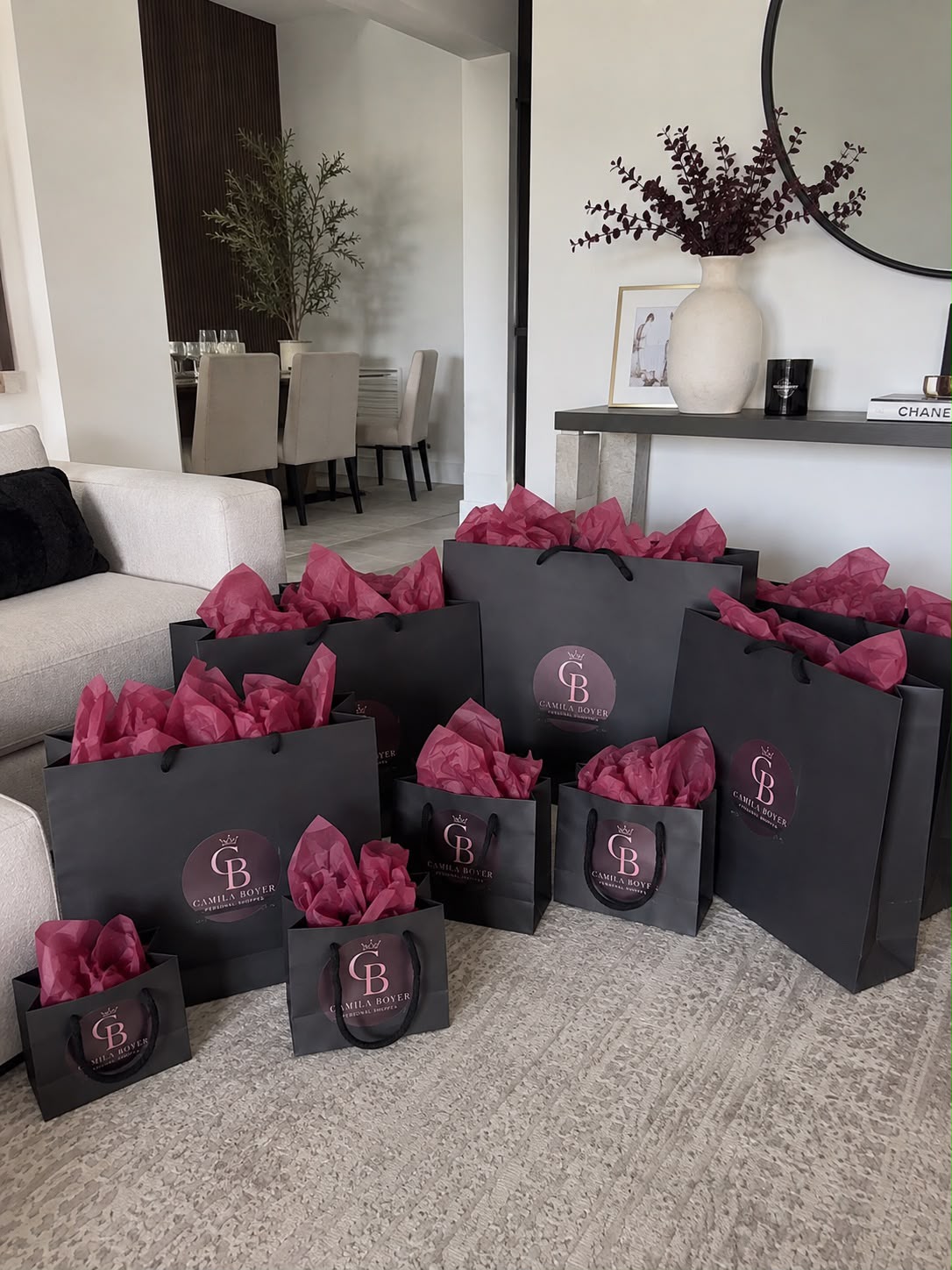 Bolsas de regalo negras con el logo de Camila Boyer Personal Shopper listas para enviar a Bolivia